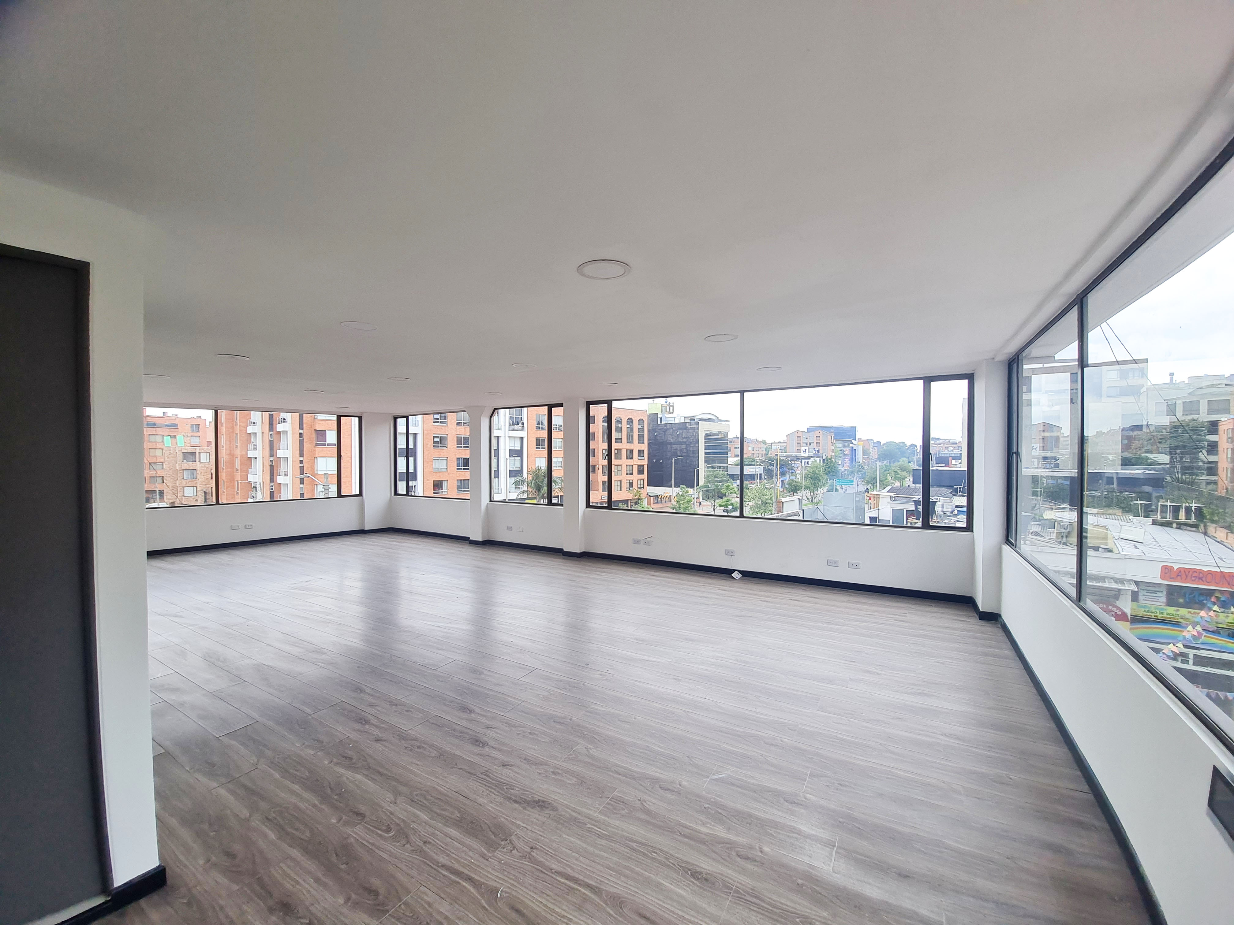 Imagen del Inmueble Oficina esquinera para arriendo en la Avenida 116